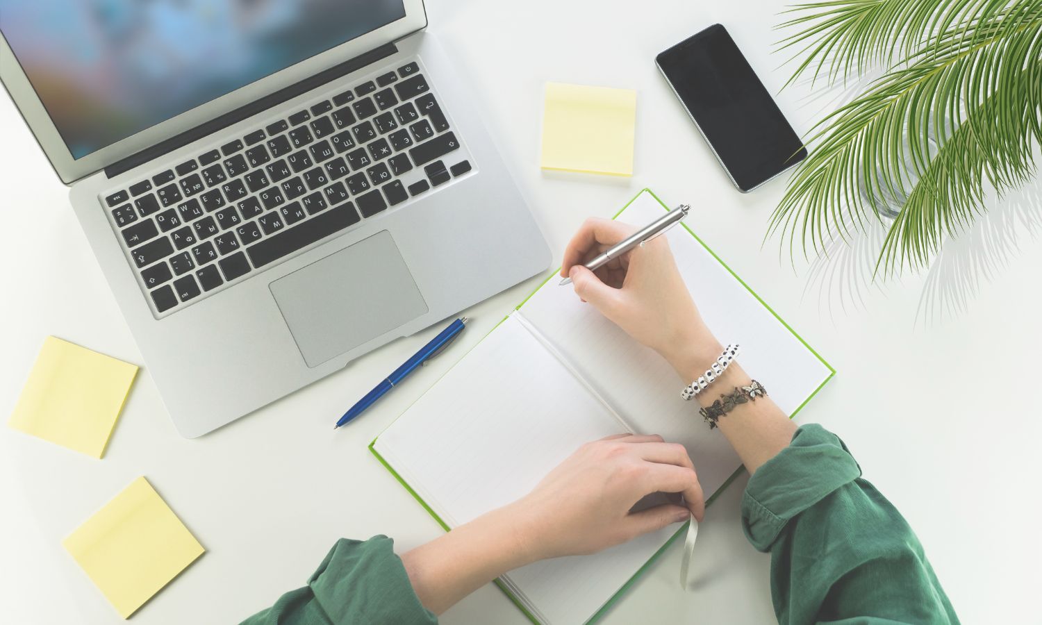 Pascale-seo au travail à son bureau