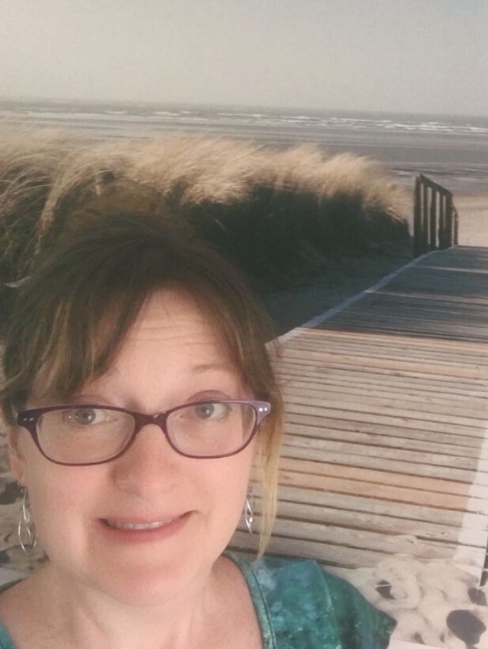 Pascale devant le chemin la guidant vers un avenir en tant que consultante SEO