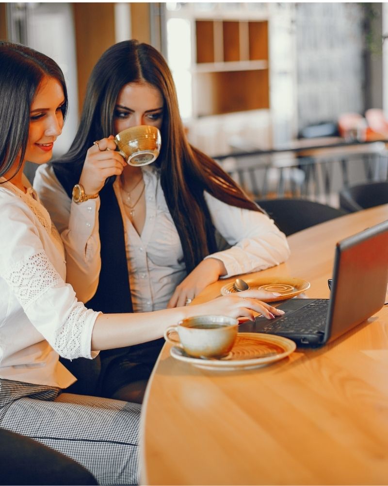 Pour-travailler-ensemble Deux femmes qui travaillent ensemble le référencement d'un site web, de façon sereine et efficace