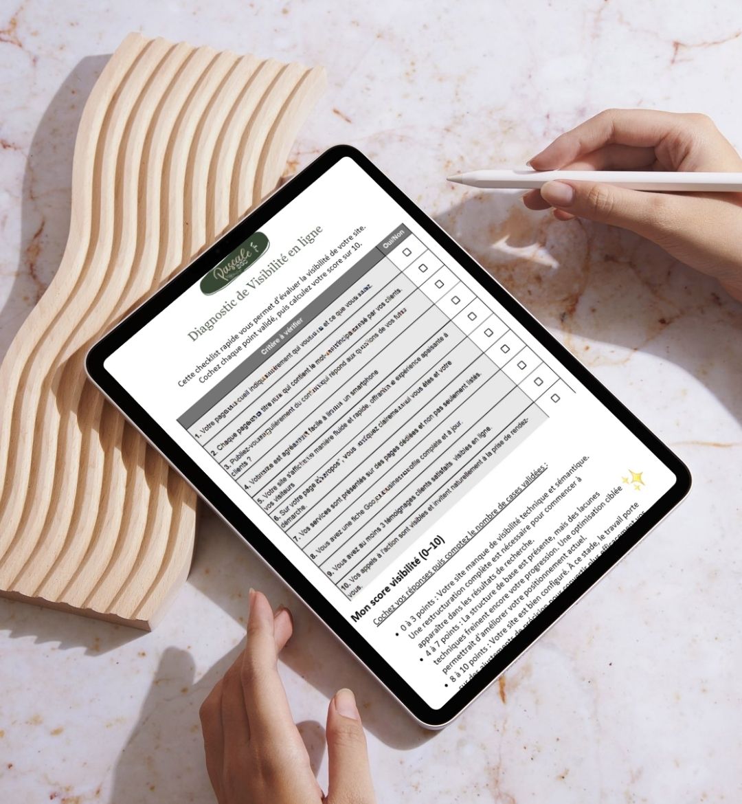 Tablette posée sur un bureau avec une main tenant un stilet : la tablette montre un questionnaire pour faire le propre diagnostic de visibilité de son site web